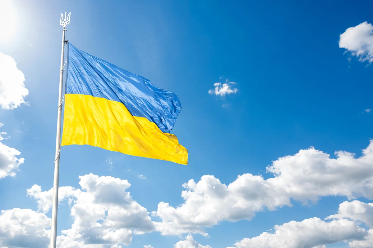 Корпоративний прапор з логотипом: 5 ідей, як виділити свій бренд
